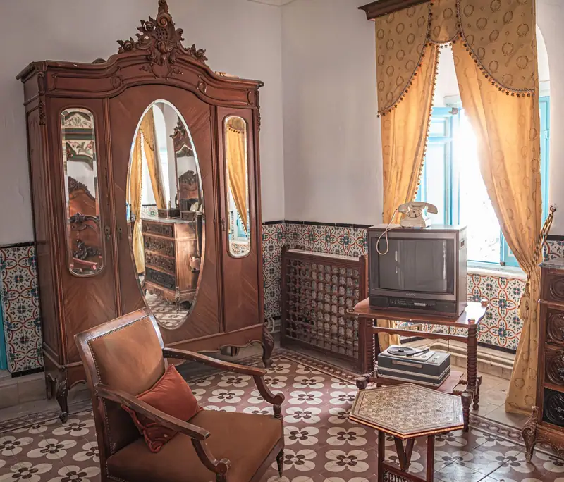 Salón con muebles antiguos restaurados