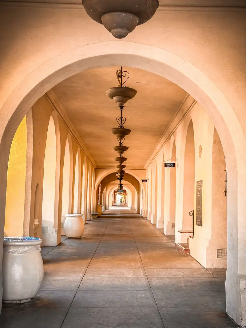 Pasillo con arcos encalados