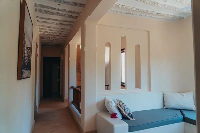 Salón mediterráneo con sofá de lino y arcos