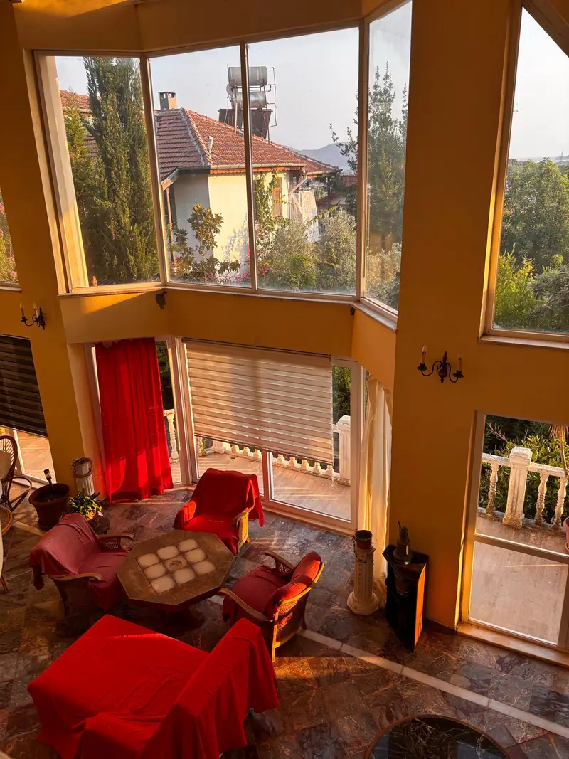 Sala luminosa con vistas al jardín